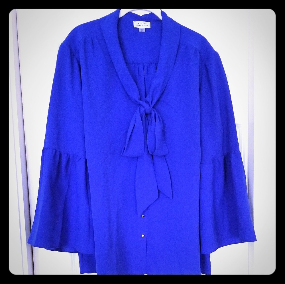 Tahari Marine Blue bell sleev bow top!  2x